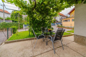 Family Friendly Apartment With Parking - Happy Rentals